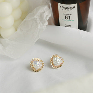 Baroque pearl ear clips in the shape of a heart -KI019