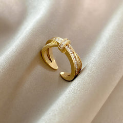 Gold ring with diamond interlaced opening -J498G