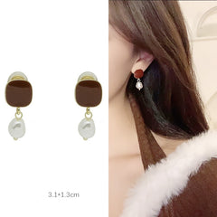 Drop-shaped Baroque pearl ear clips -KB043