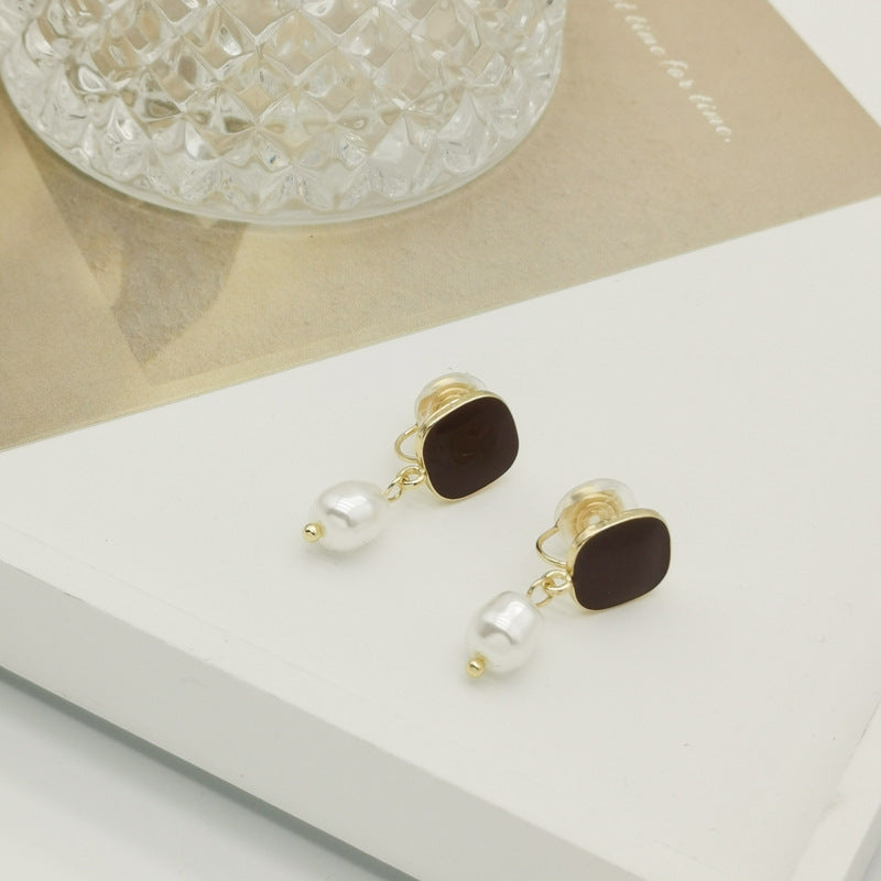 Drop-shaped Baroque pearl ear clips -KB043